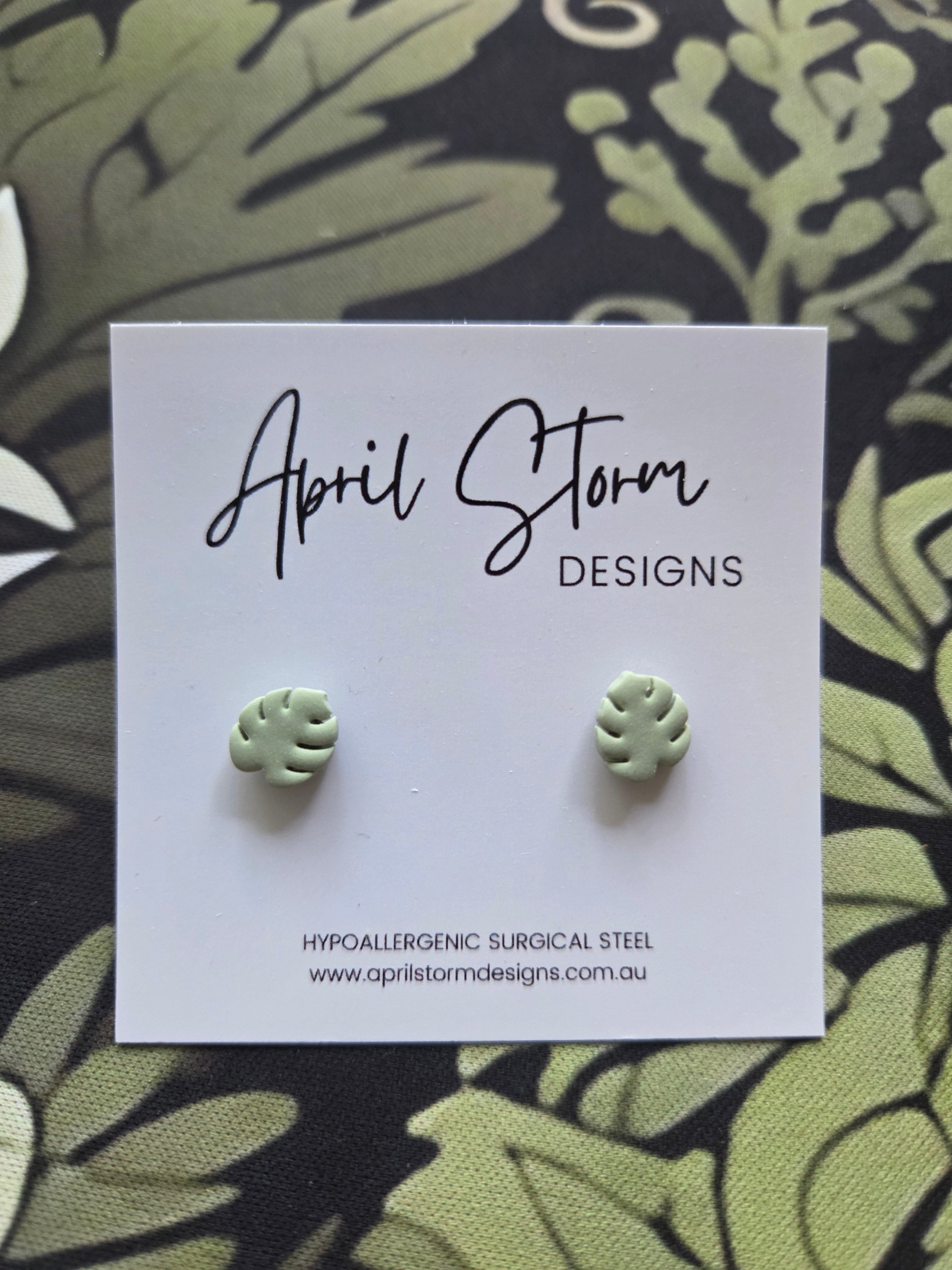 Polymer clay plant earrings monstera leaf studs 10mm - Green