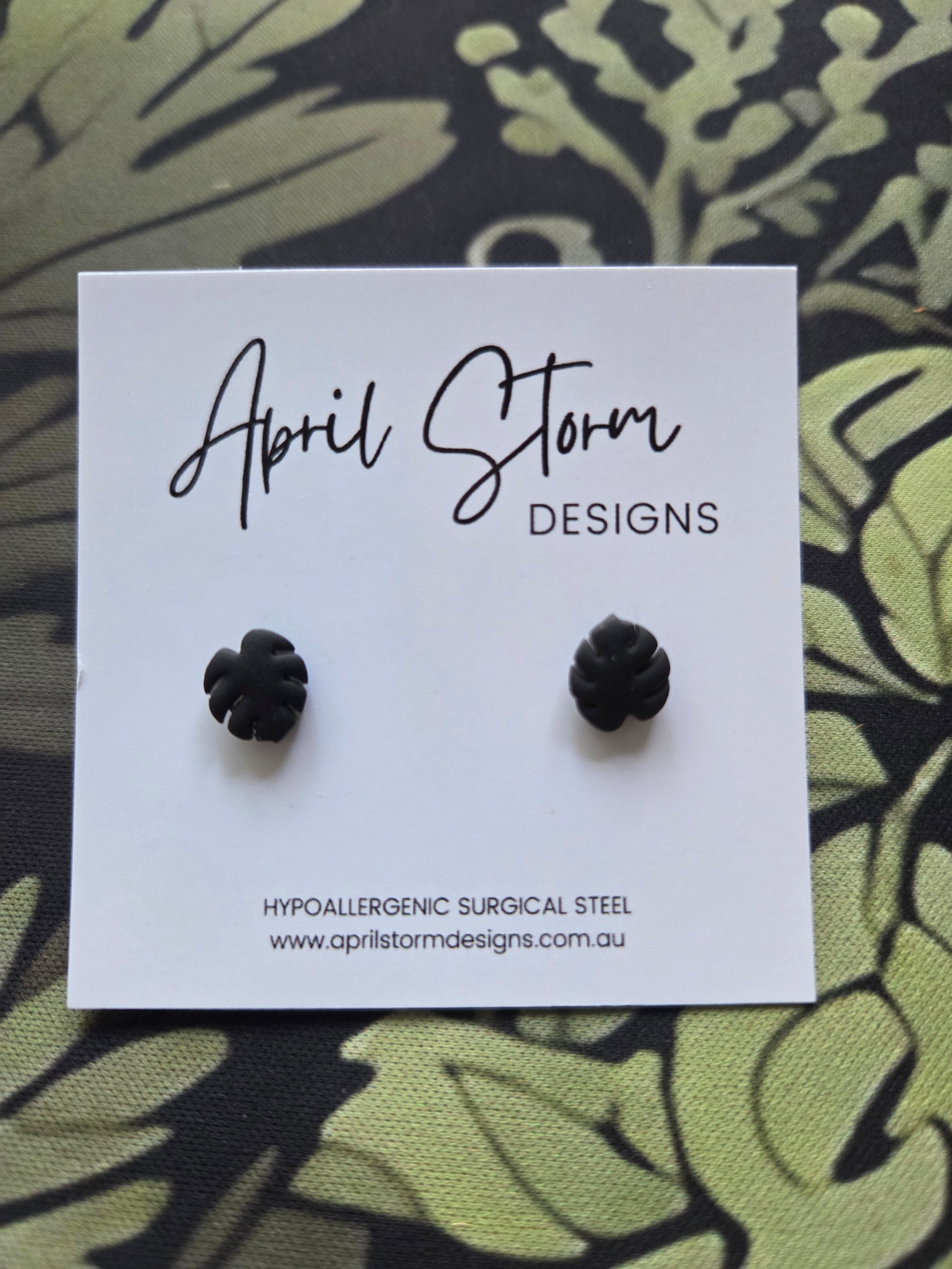 Polymer clay plant earrings monstera leaf studs 10mm - Black